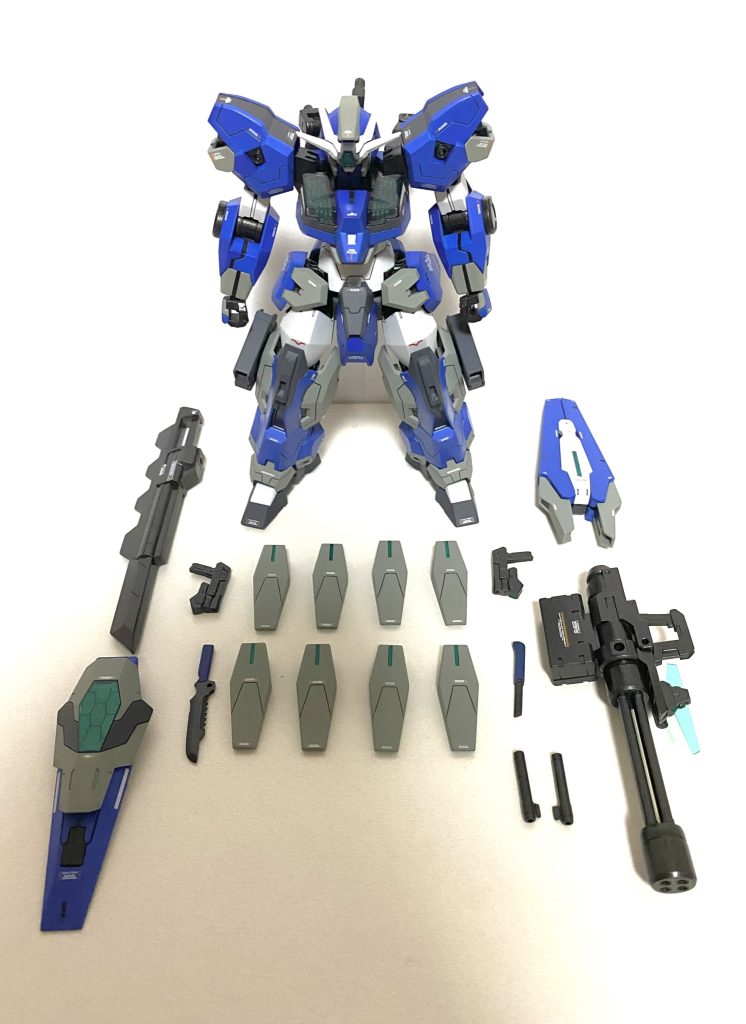 最後に全武装を並べて…今自分が出来る技術の全てを駆使した機体です。もしガンプラバトルができるなら…という思いもこもってます。