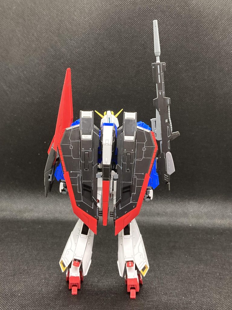 踵がせり出すので、バックパック重めの機体では珍しくアクションベースなしで自立します！