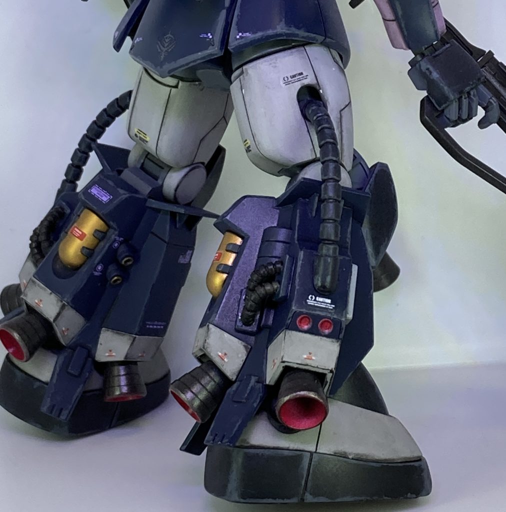 脚部の動力パイプ細い方…です。キットのままだとどうしても金型からの抜きの影響が出てますから、これを動力パイプっぽくしました。使ったのはビルダーパーツの動力パイプの芯ですね！あと、その反対面にあるダクトっぽいモールドを立体感つけています。