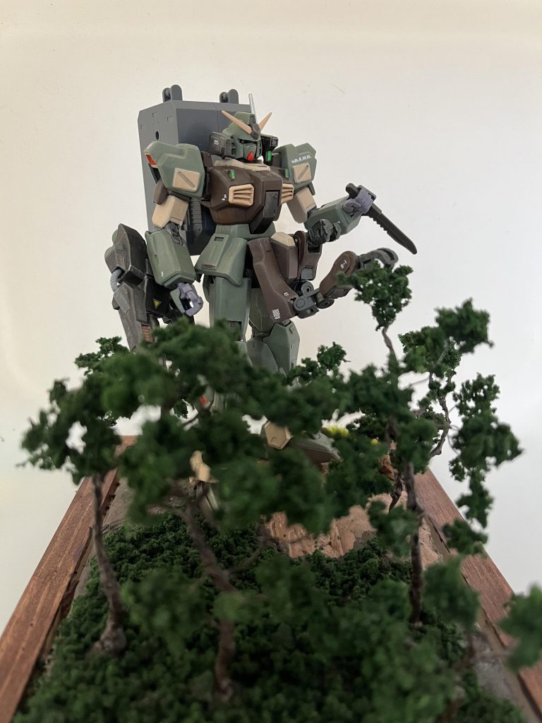 ジオラマ部分は、例によって100均アイテムたちで適当に作りましたが、樹高で悩みました。ジャングルの樹高って30mとかあるんですね…。MSを大きく見せることと矛盾しそうで、木を大きく作りませんでした。お陰でジャブロー設定は諦め、地面を08小隊的なベトベトにする羽目に。尚、ベースは木粉粘土使ったら、想定以上に縮みました。お陰でフレームの際に隙間がたっぷり。余裕あるっていいよね。