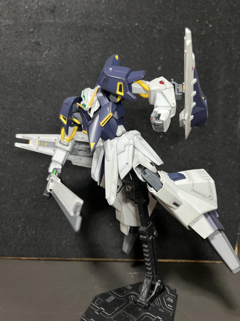 微妙に色分けが元のキットフライルーと違うので部分塗装しています(腕、腰、つま先)