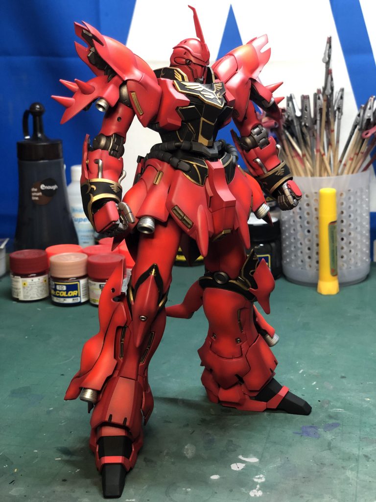 バックパックと同じ蛍光レッドで塗装しました。少し強めにグラデーションをつけています。本体の塗装