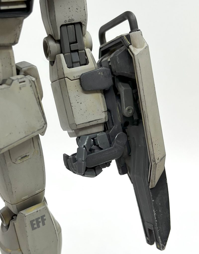 武装はMG陸戦型ジムから奪いました。シールドはOYWガンダムシールドの基部を陸戦シールドに移植しています。面倒くさがらず基部とシールドの間に回転機構を付ければよかったと反省です。盾が回転できるとできないとではポーズの幅にかなり差が出ますね。