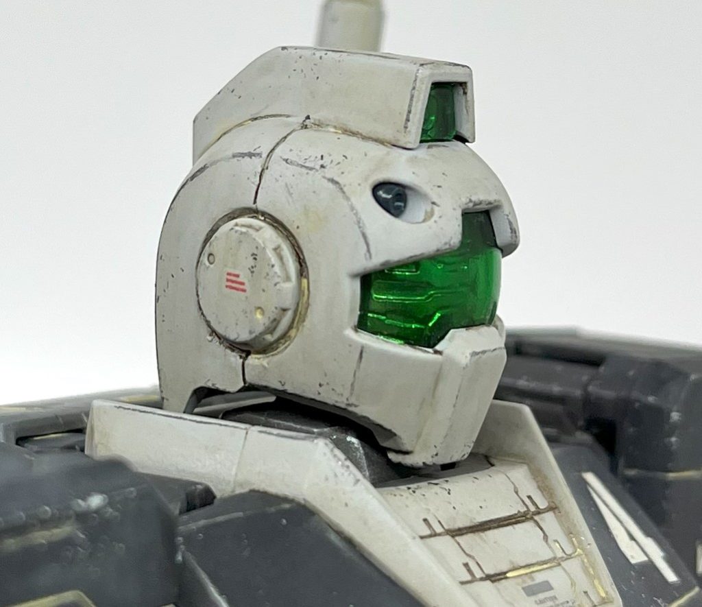 頭部は今回後ハメ化に挑戦しました。大抵の後ハメはネットで先人方の手法を参考、もしくはそのまま真似させていただくのですが、今回は調べても出てこなかったので自前で1からアイデア練りました。頭部側面はもともと段落ちモールド化されており、構造を想像してもアリかなと思いますが、トサカ(ちょんまげ?)が思い切りプラモの合わせ目然としていて、不自然極まりなくそのままではカッコ悪いです。なので、前頭側をトサカと面部で切り離しトサカは後頭側に接着、後頭側はトサカの根本に深めのスジを堀り、別パーツのような表現としました。面部は前後で合わせて、トサカが上から被さって頭部装甲が構成されているというイメージです。この構造にすることで、各パーツ塗装後、バイザー&内部パーツを前面に取付→トサカ&後頭部側に後ハメできるようになりました。簡単に行くと思ったのですが、前面とトサカの合わせが球面の為、隙間補填に難儀しました(何気に今回の工作で一番手間が掛かった箇所です)。ちなみにバイザーはクリアグリーンのスプレーが発売されていないので、クリアブルーとクリアイエローを重ねて緑にしました。色の三原色の原理ですね。以前HGナイトシーカーを素ジムに改造されていたしゅにちさんの作品を参考にさせていただきました。