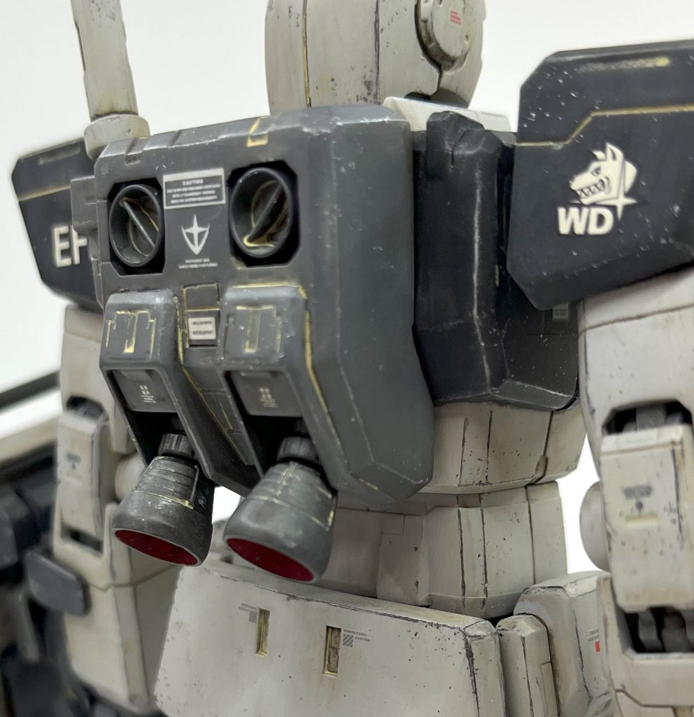 バックパックはガンダムOYWの物を使用し、右側のサーベルホルダーは切り落としプラ板で蓋をしています。こうして見るとのっぺりし過ぎなので、何かしらモールド入れるかデカールでも貼っておけばよかったですね。背面のシールドを挿す穴もおもちゃっぽいので、プラ板で埋めました。