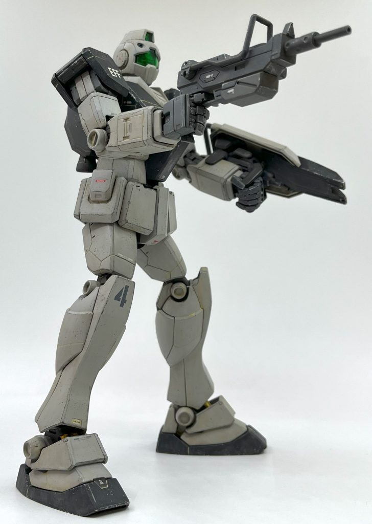 ジム1.0の脚部は関節が緩々で自重保持できないので、各軸にクリア塗料を筆で厚塗りして嵌合をきつくしました。指部はOYWガンダムですが、これも私の個体は指関節が緩々だったので、各部クリアランス詰めました。ついでにデフォルトでは繋がっている中指、薬指、小指を切り離し単独可動化しました。クレオスのウェザリングカラーでスミ入れ、ウォッシングすると強度劣化が不安だったので、手はクリアコートの後最低限の墨入れのみで終わらせました。こういう強度劣化で破損が恐い箇所は水性のウォッシング塗料が良いんですかね。今度探してみようと思います。