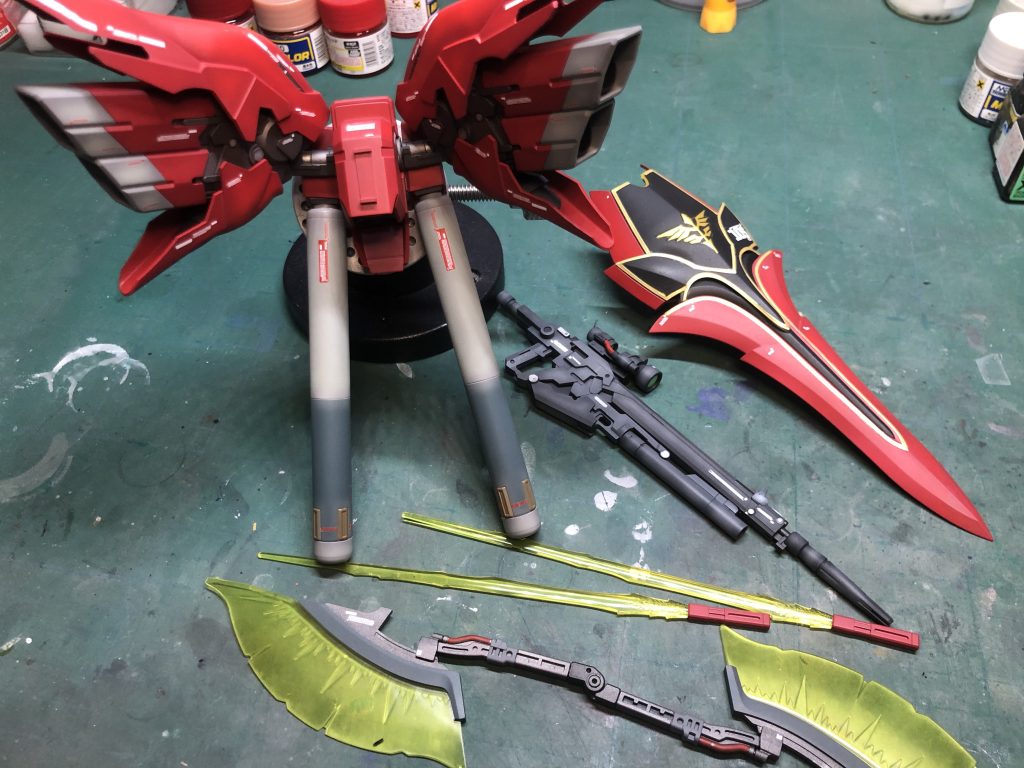 装備品とバックパックの塗装です。赤のグラデーション塗装に蛍光レッドを使ってみました。装備品・バックパックの塗装