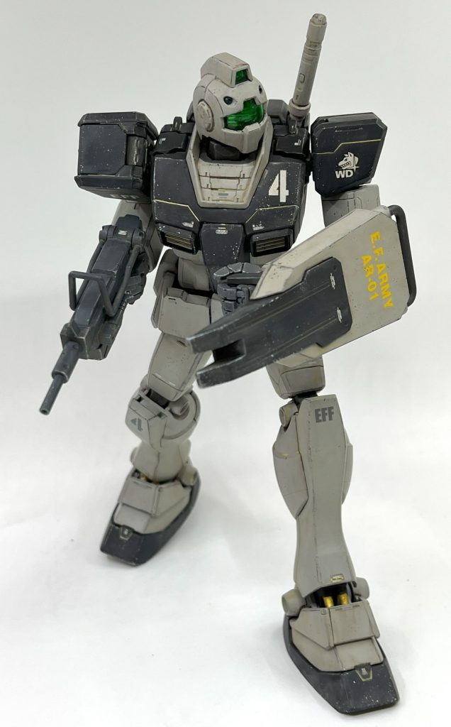 OYWガンダムのパーツはどこもモールドがうるさすぎるので、全体的にかなり埋めています。モールド埋めはポリパテを使っていますが、30分も作業していると臭いで頭痛くなってきますね。今度からは換気扇の真下で作業しようと思います。ポリパテは気泡が出やすいので、今回はちゃんと表面処理後に捨てサフして修正しました。