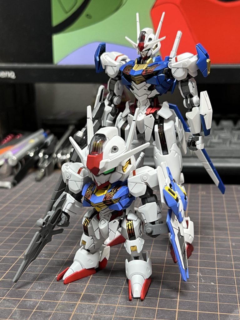 以前作成したHGエアリアルと並んでパシャリ。HGエアリアルはメタリック塗装の練習で作成したので、印象違いますね。完成した後に思いましたが、ベースのホワイトはラッカーでいいのですが、赤部分を余ってた赤系のラッカー塗料で塗りましたが、失敗したなと思いました。細かいところは全部水性で塗るべきだった…反省。完成日:2023/10