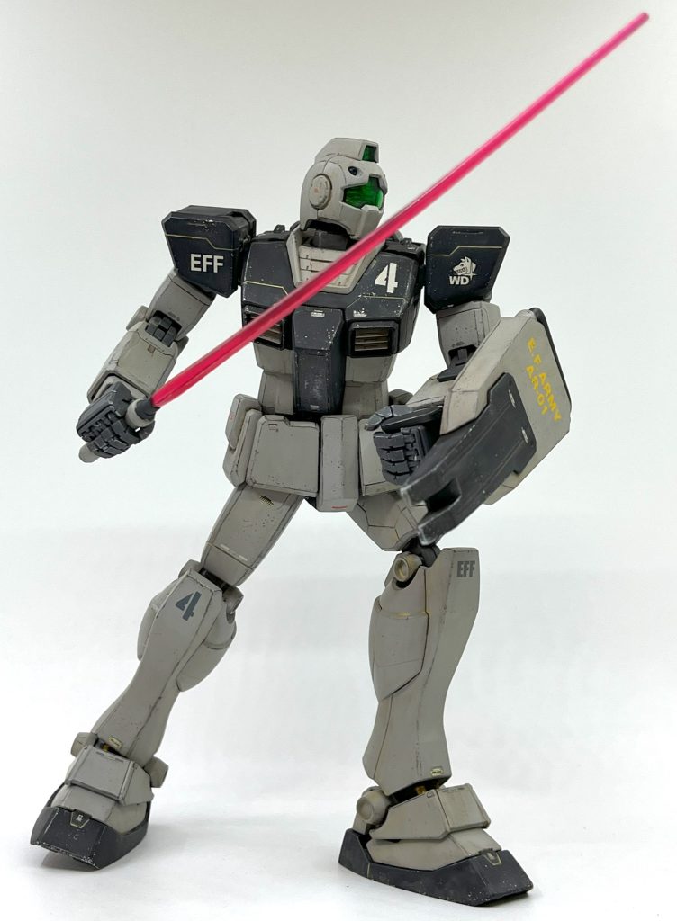 色々と手探りで工作を進めましたが、何とかまとまった形になり一安心です。ただでさえ1.0ジムはヒロイックな造形ですが、上半身がマッチョになったおかげで一層強そうになりましたね(笑)可動範囲も広がり、関節保持力強化のおかげで飾る楽しみも倍増しました。