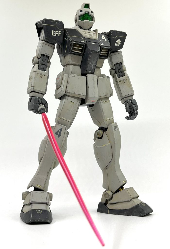 肩アーマーはコロ落ちのゲームCG的にはジム1.0の形状の方が近いですが、ここは個人的な好みでガンダムOYWの方を採用しました。ここもキットのままではデカール貼る余地がないくらいモールドぎっしりなので間引きました。二の腕装甲も見た目をすっきりさせたくて左右貼り合わせて後ハメ化し、分割線と余計なモールドを消しました。