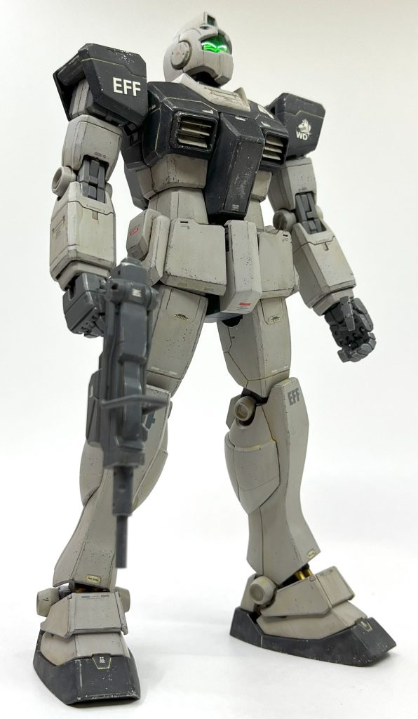 胸のパネルはプラ板を切り出して貼ってあるだけです。綺麗に四角く切り出すのにちょっと苦労しました。