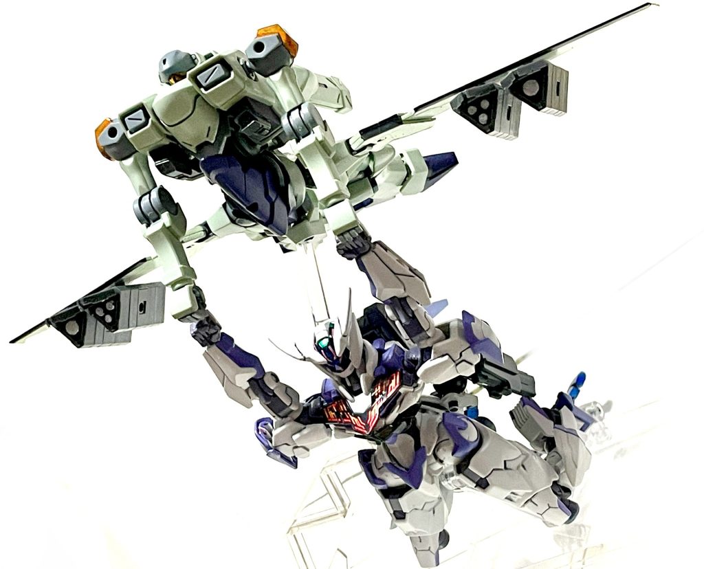 ◆僚機のルブリスエオルを吊り下げ飛行。