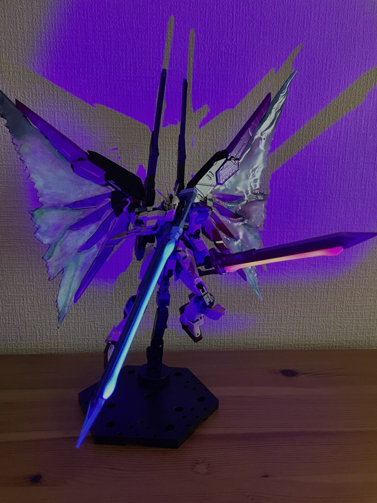 目や刀身は蛍光塗料を塗布、光の翼は蓄光パウダーを混ぜ込んだので暗闇で光ります