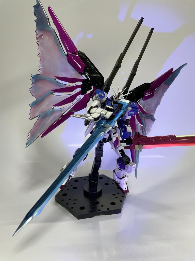 ダメ元で作ってみた自作光の翼装飾プラバンの切り出しやレジンの扱いが下手で不格好なので製作過程で供養の一枚