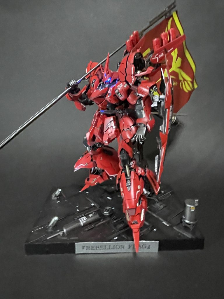 因みに頭部にLEDを仕込む関係で、頭部コクピットを配線が貫通しています。シャアさん乗るとこないわ。