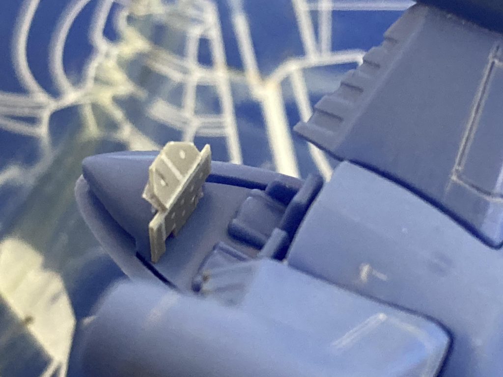 実際のホバークラフトの写真を参考にコクピット内部も表現、フィギィアも後で作ろうかな。