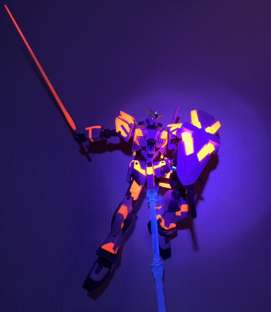 ブラックライトで光っちゃうんだなこれが