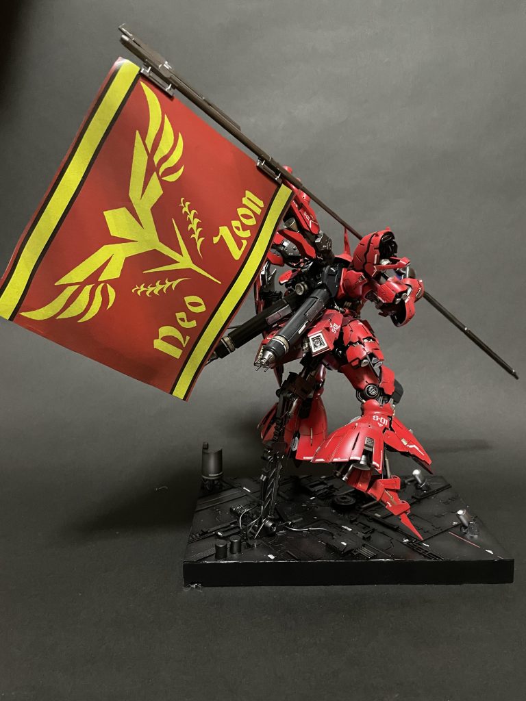 旗はネオジオンのマークをプリントした紙に、スモークグレーで陰影をつけてます。一応、宇宙空間をイメージしていますが、宇宙で旗がなびくかどうかは謎。