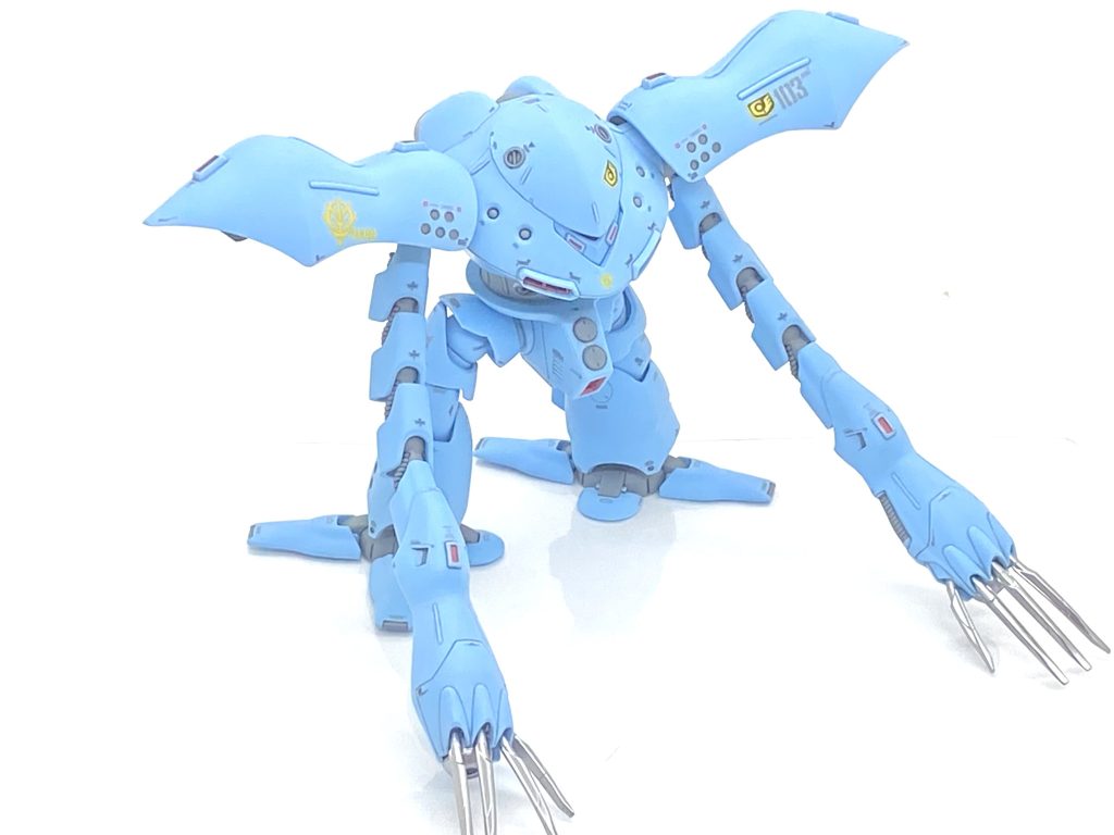 20年も前のキットでフレキシブル・アームはABSで非常に硬くなりそうなので少し削ってなるべくハメやすい様にしました。モールドは少なめですがやはり全体的に大変甘めなのでほぼ全てタガネで彫り直しましたが・・・完成写真だと合わせ目がモールドっぽく、それでダンモやタガネでそうしました。案の定、合わせ目は大変多い上に消しにくい狭い箇所が多数あり、消すのは中々大変でフレキシブル・アームのフレーム部も全てあるのでそれもコツコツ消していきます。久しぶりに表面処理だけで5日も掛かってしまいました。