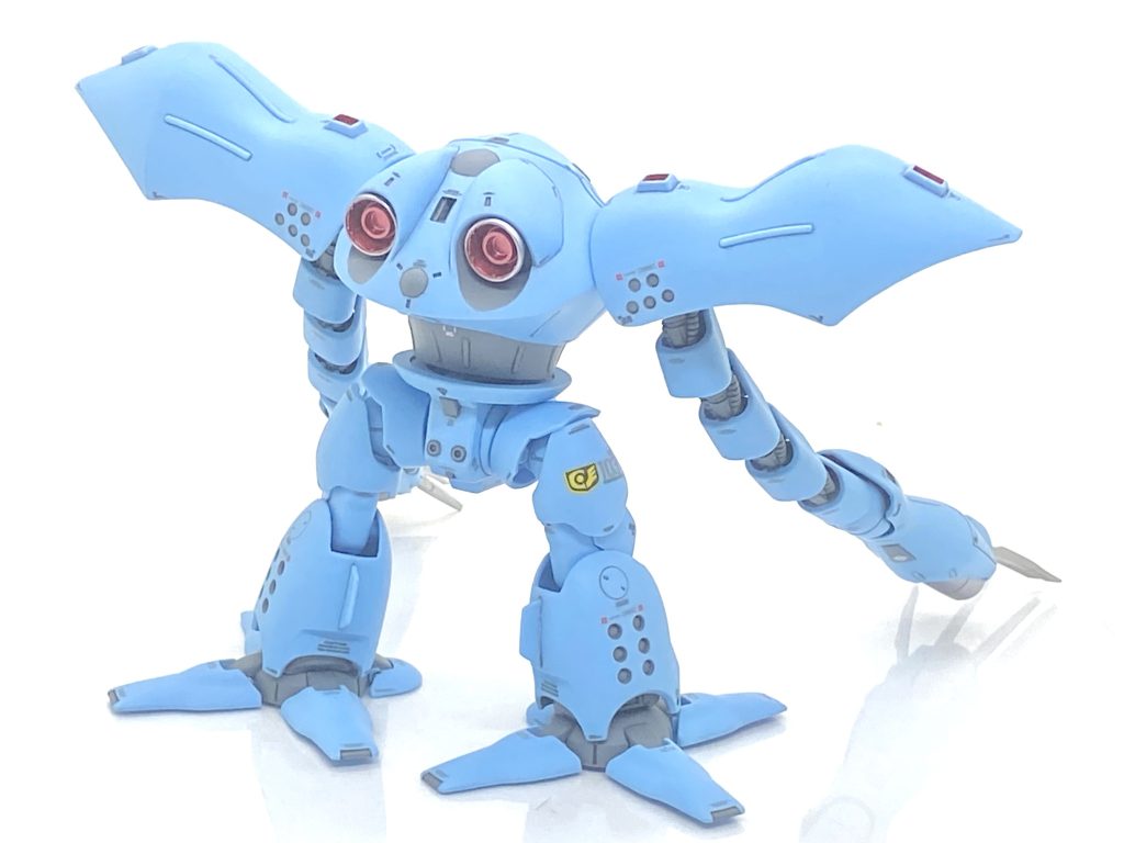 昔、このキットが出て、すぐに一度作った事があったので当時物のガンダムカラーセットを持っていたのですが・・・20年も前で固まっているので溶媒液で溶かし使える様にします。水色も白化しやすい色なので白化した箇所はガンダムカラーブルー28を薄く吹き、合わせ目を目立たなくしました。グレー部はガンダムカラーグレー23を使い、広い面はエアブラシ、狭い面は筆でコツコツ塗り情報量を上げていきます。二つとも成型色と全く一緒な色合いで面倒な調色をする必要なく、これは大変ありがたいです。バイス・クローは絶対に寒色系のメタリックにしたかったので・・・刃物を表現するにピッタリなブレードシルバーを使い、触れるだけで引き裂かれるような感じに出来たと思います。