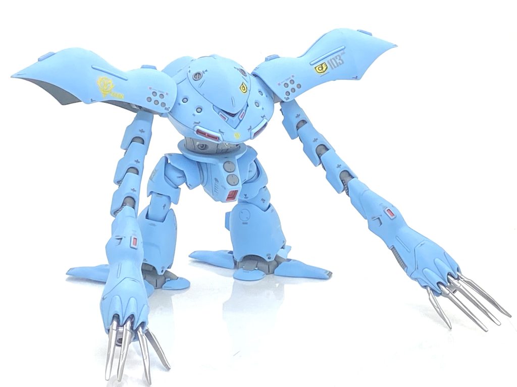 デカールは何色のを使うかはかなり考えました。本体色は水色というのは中々難しく、白だと目立ちにくく、赤だとくどいのでやはり黒系のデカールをチョイスし、ちょこちょこ貼っていきます。ジオノグラフィ―でハイゴッグは出てないのでなるべくそれっぽくしたいのですが・・・あまり資料がないからズゴックを参考にチマチマ貼っていきます。頭のサイクロプス隊のマークは必須で劇中では三体出てましたが劇中の北極の連邦軍基地を襲撃した際、唯一戦死したアンディ機をイメージして、機体番号を103にしました。フレキシブル・アームはABSですからクリアー吹く際に受け部に練り消しなどを入れてマスキングしとくとハメやすくなります。