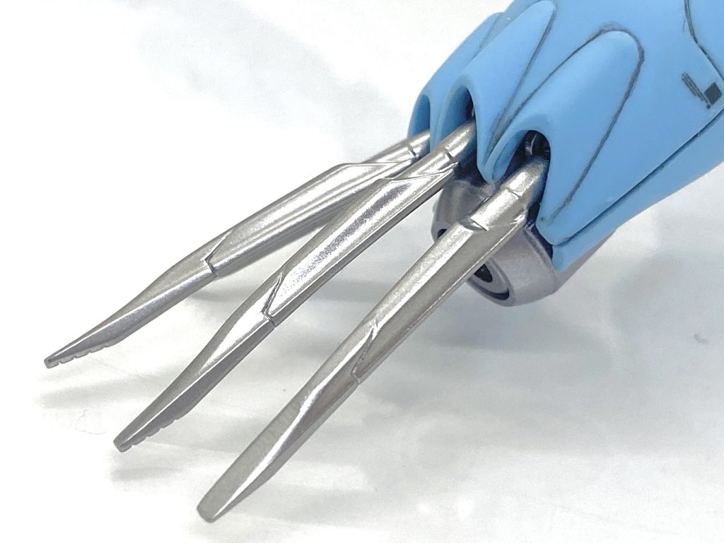 バイス・クローはブレードシルバーで塗装したので刃物みたいな輝きになりました。