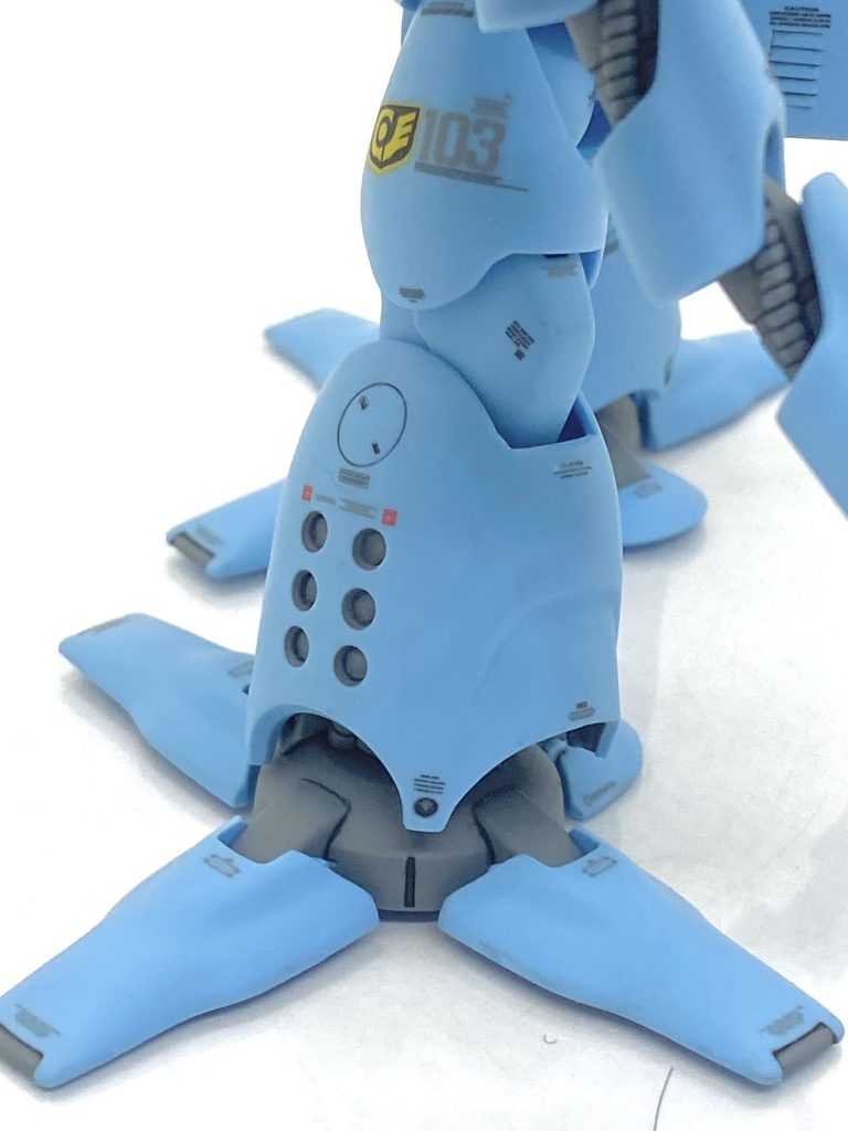 脚部はディテール少なめですが凄くカッコイイです。