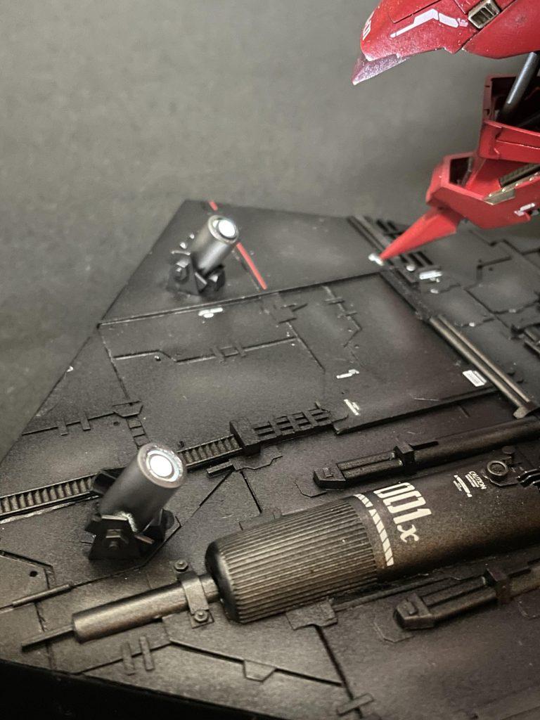 実は台座にもスポットライトを設置してます。下からサザビーをライトアップする感じにしたかったので、この辺は比較的イメージ通りになったので満足。