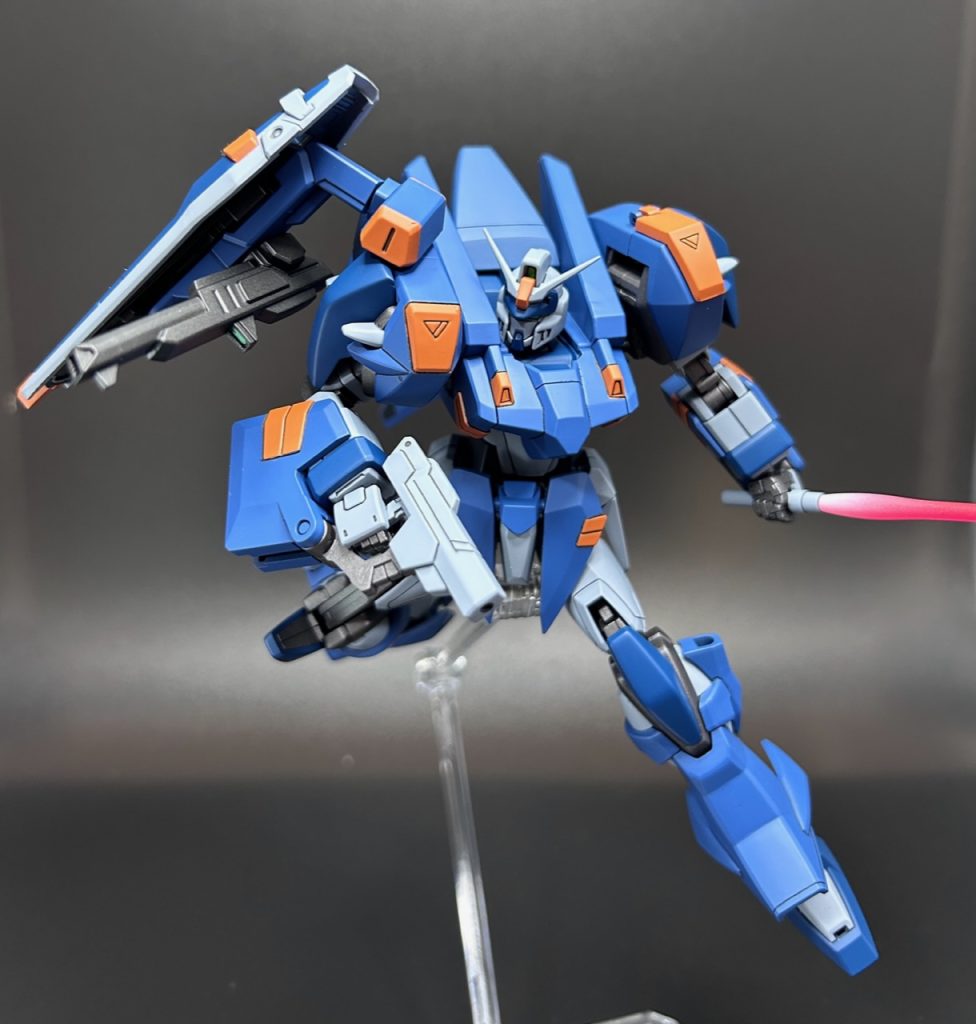 右肩の兵装ラックは軸可動を一つ追加しました。