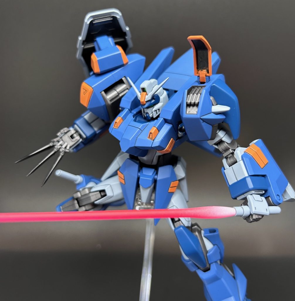 左肩のスティレットラックのハッチはプラ板と真鍮線でヒンジを作って開閉可能に。