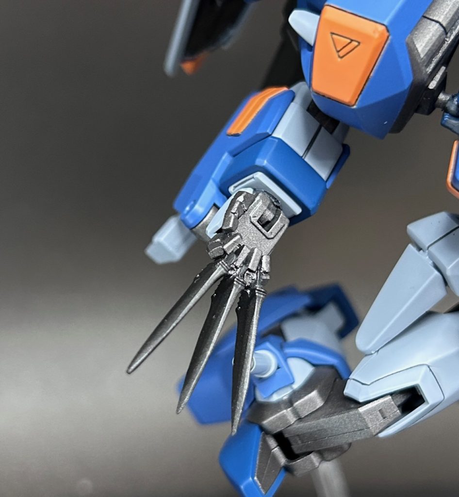 スティレットダガーを持った右手は、別の平手とアーマーシュナイダーを加工して作っています。