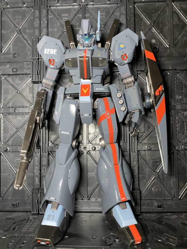 マスキングして赤いラインを塗装しました。