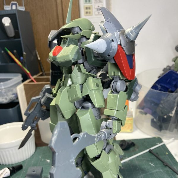 1/100グレイズ進捗③いまいち手を出しにくいドム型肩パーツをザクっぽく作り替えました。３０MMや境界戦機等のパーツを思いつくままくっつけてます。（1枚目）