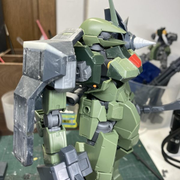 1/100グレイズ進捗③いまいち手を出しにくいドム型肩パーツをザクっぽく作り替えました。３０MMや境界戦機等のパーツを思いつくままくっつけてます。（2枚目）