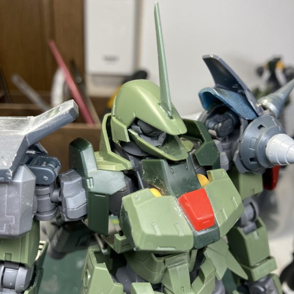 1/100グレイズ進捗③いまいち手を出しにくいドム型肩パーツをザクっぽく作り替えました。３０MMや境界戦機等のパーツを思いつくままくっつけてます。（3枚目）