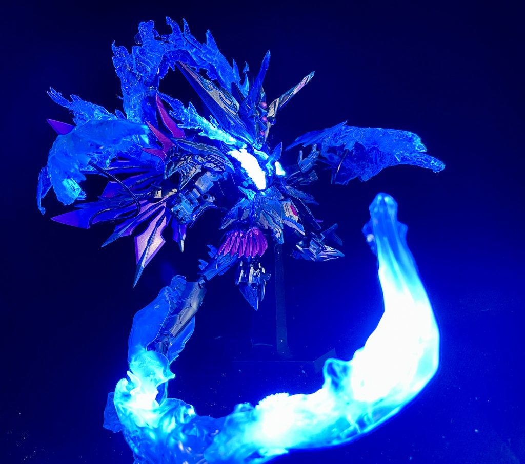 竜ノ尾蒼炎により尾を強化、しなる鞭のように広範囲を薙ぎ払う