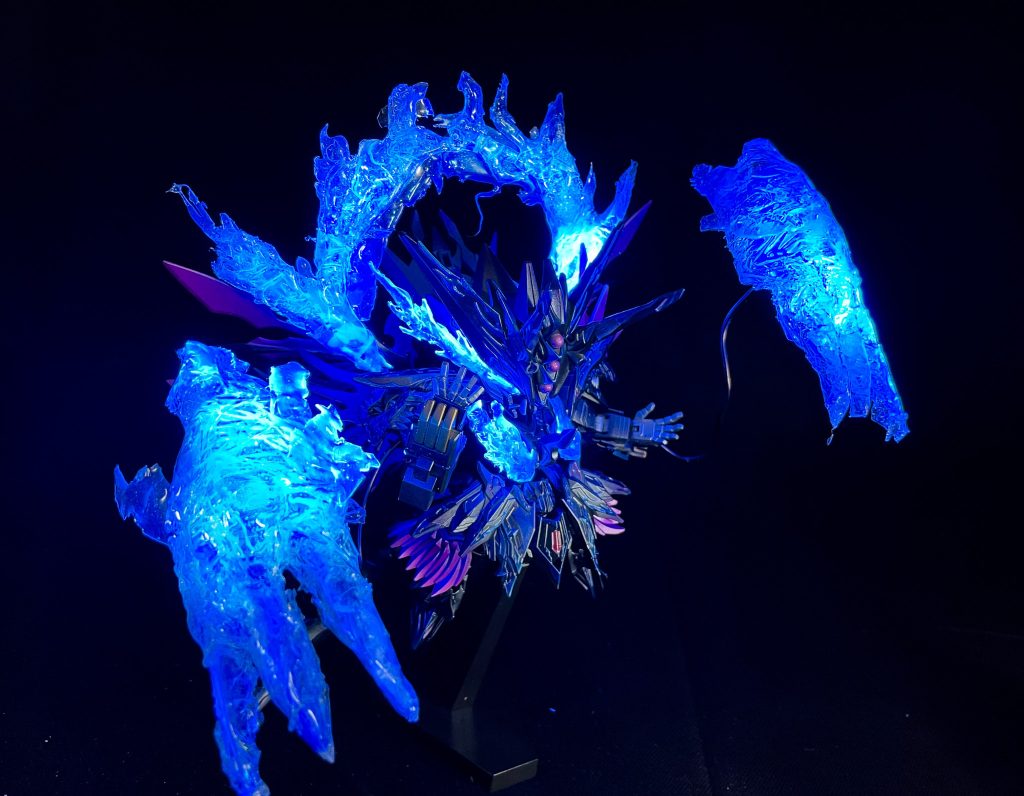 竜ノ腕(かいな)発生させた蒼炎を竜の爪と化し、強力な近接攻撃を行う