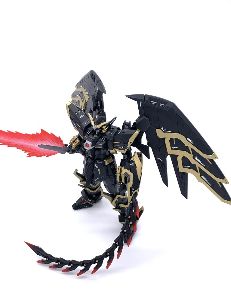 今回の難所のヒートロッド。マスキング塗装を考えましたが大変なのでグラデーション塗装で自分なりにアレンジしてみました。ゴールド部分は筆塗りです。