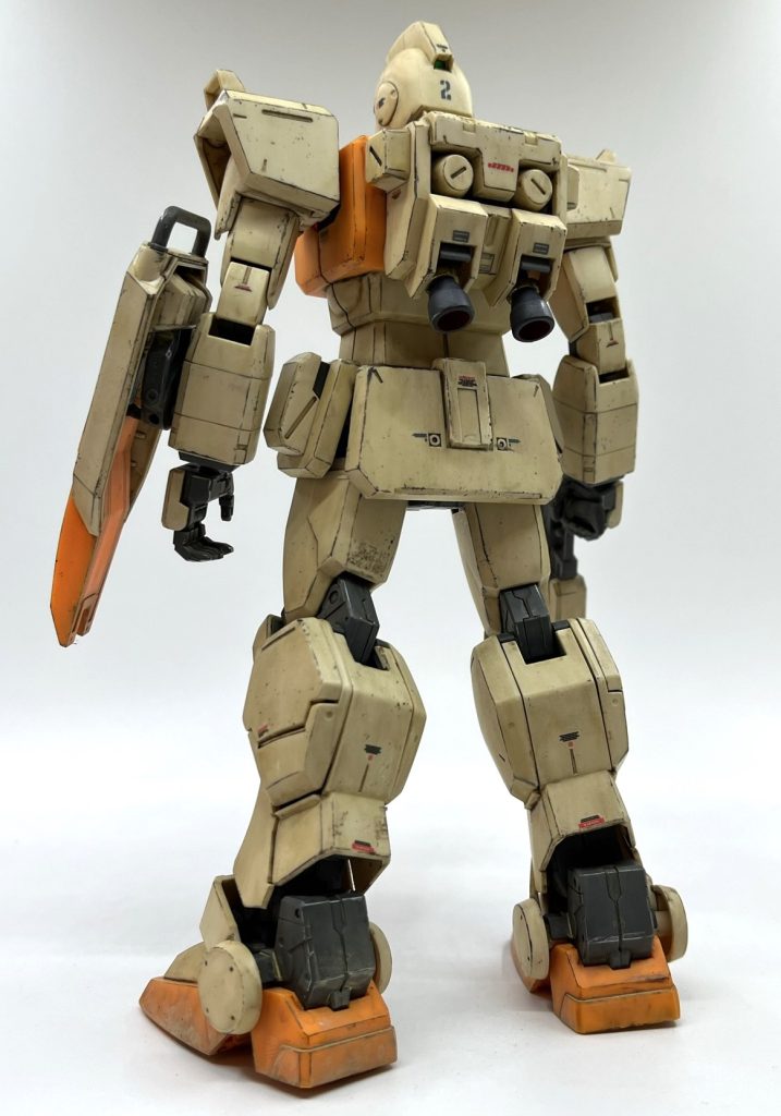 やはり陸ジムは汚しが似合いますね。ウェザリング工程は以下です。・クレオスウェザリングカラーのグランドブラウンで全体ウォッシング＆スミイレ・乾燥後、同上のサンディウォッシュを重ね塗り・金属色のエナメル塗料でドライブラシ・チッピング全身くまなくしっかり汚しました。