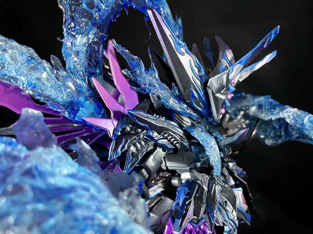 エフェクト翼や目などのエフェクトはセリアのネイル用のジェルをプラ板に塗りつけて作成薄く塗りつけるとほどよく柔らかい硬度で固まるので多少形状の変更もしやすく扱いやすいです形ができたら裏面にレジンを追加、そこにラップを貼り付けて硬化(レジンを接着剤替わりにする)、ラップの上から更に薄くレジンを塗って更に硬化させますこれによりまず強度を確保、さらに裏面(ラップ側)を塗装する事で、ブルーライトを当てた時にラップの凹凸でライトの当たり方が変わり炎のような不規則な光り方になります(ただし無発光状態だと見た目がかなりショボい)ポイントはラップを少しくしゃらせて貼り付ける事、レジンの表側(ラップを付けてない方)はほぼ塗装しない事です表側を塗装すると全体がのっぺり光ってしまい炎感が出ません