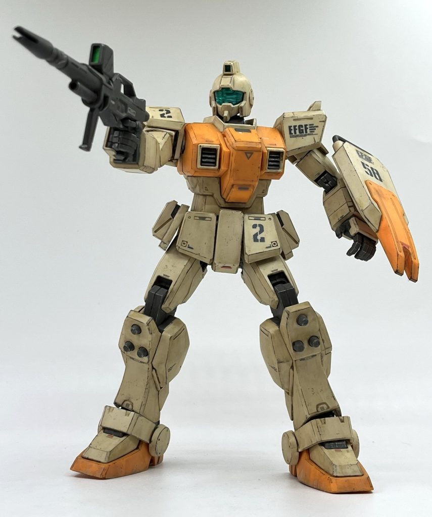 グランドブラウンは他のウェザリングカラーより粘度が高めなので、適宜薄め液で薄めながら塗布する事と、拭き取りの時間の微調整が肝だと思っています。たまに「一晩寝かせてから拭き取り」というネット情報を目にしますが、経験上、一晩も置くと定着し過ぎて薄め液でいくら擦ってもほぼ落ちなくなります(塗る表面によるとも思いますが)。グランドブラウンは主張が強い色なので、濃すぎるとかなり嘘くさい仕上がりになってしまいます。私はいつもラッカー系のつや消しクリアの上から塗りますが、塗ってからせいぜい10分くらいで拭き取りを開始します。それでも「やり過ぎた」くらい濃く残ってしまうことがあります。ウェザリングは一気にやるのではなく「気持ち控えめに少しずつ」を、敢えて不均一に重ねる事で深みが出るし、失敗も少ないというのが持論です。あと大事なのは「このMSはどういう戦いを経て、今ここに立っているのか」を隅々までたっぷりと妄想する事ですよね(笑)