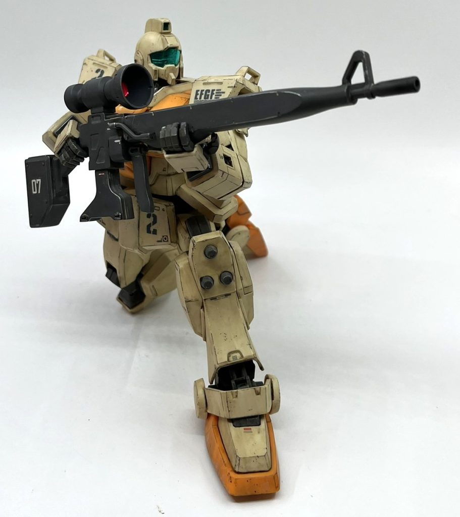 ロングレンジビームライフルはジュエルシールや専用持ち手までついて良い作りなのですが、合わせ目のガタがまあまあ酷かったです。パテ補修は必須ですね。発売当時はジムスナイパーが未発売だったと思うので後出しじゃんけんではありますが、ジムスナイパーが別でいるんだから、差別化の為にこっちはライフルじゃなくてロケットランチャーかネットランチャー付けて欲しかったなと思います。まあ最初からジムスナイパーを見越した金型だったでしょうから仕方ないとは思いますが。