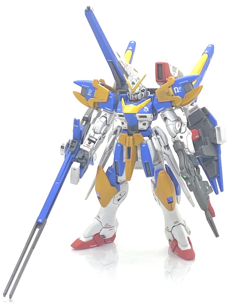 HGUC V2アサルトバスターガンダムを成形色仕上げ+αで作ってみました。宇宙世紀内のお約束・・・最終決戦でのフルアーマー化はその一つですが機動戦士VガンダムではV2アサルトバスターガンダムがそれに該当し、混戦極まるエンジェル・ハイロゥ攻防戦で対艦隊戦を想定した長距離戦闘用装備と対中距離、モビルスーツ戦を想定した防御用装備の併用が功を奏する理想的な装備でした。一時期は宇宙世紀史上最強の機動兵器と言われていました(アニメの映像媒体なら一番未来の話が機動戦士Vガンダムであり、戦闘機が進化する様にモビルスーツも進化するでしょうから一番性能が高いのはV2アサルトバスターガンダムであるのは当然ですが)が人類には扱いきれない技術的特異点「シンギュラリティ・ワン」が発表されてからは変わりました(笑)。ですが、宇宙世紀上でも屈指のニュータイプであるウッソ・エヴィンが乗るV2アサルトバスターなら・・・というのは今でも変わらない認識なので単機で戦局を左右する絶大な戦闘力を発揮した戦略兵器としてのV2アサルトバスターガンダムを目標に作る事にしました