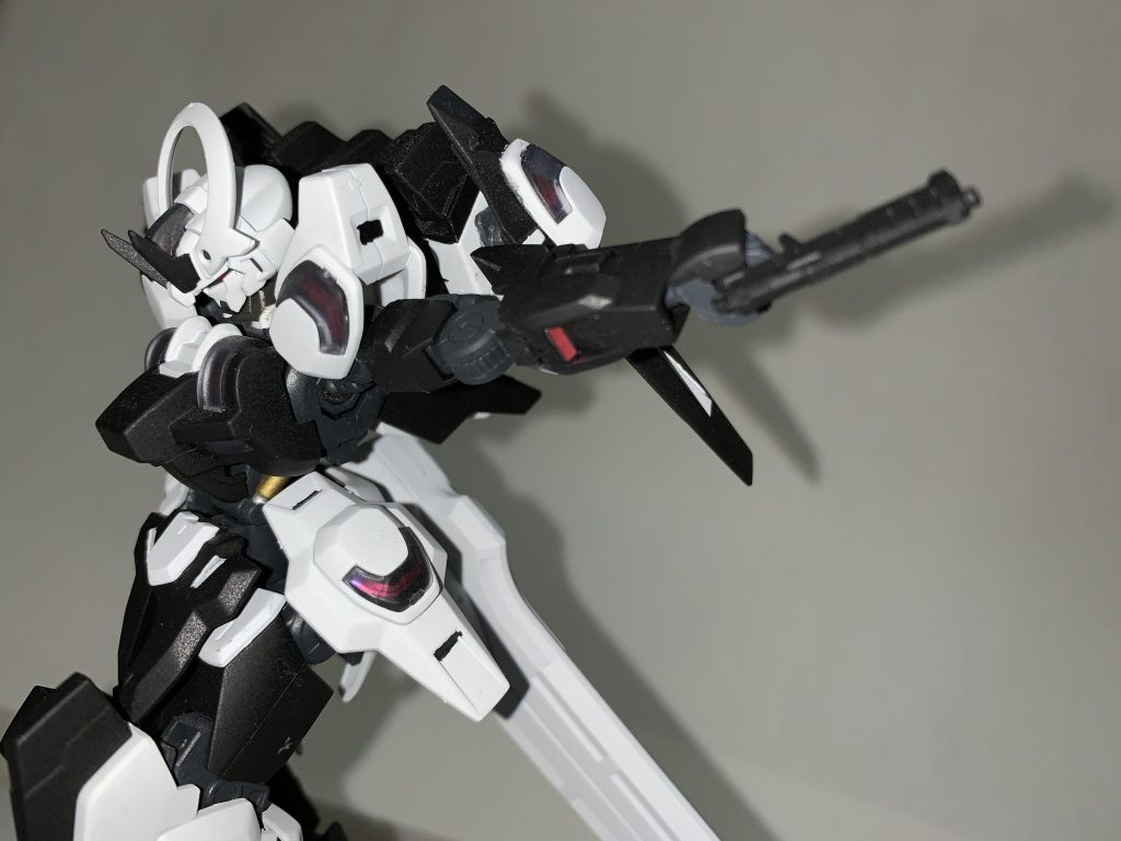 ハンドガン近距離戦用のハンドガン。主に牽制やミサイル迎撃、二挺同時使用による集中砲火といった目的で使用される。 非使用時はフロントスカートの裏側にマウント可能。