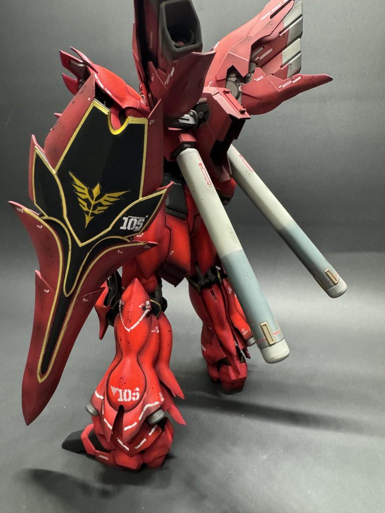 盾のエングレービングの塗装のゴールドは付属のシールでやってみました。