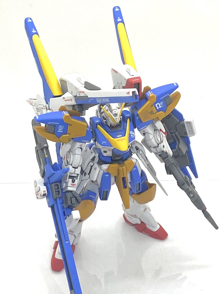 小型モビルスーツを作るのはF91、ロトに続く三体目でどちらも作るのに大変苦労したのですが・・・V2アサルトバスターがそれらの比じゃない程に表面処理は大変で終わりのないディフェンスみたいでした(笑)。本体自体は足と頭とミノフスキー・ドライブぐらいしか合わせ目が無く、肩や腕なんかは段落ちモールドにしたのですが・・・追加武装は合わせ目のオンパレードで(笑)ビーム・ライフル、メガ・ビーム・ライフル、肩のメガ・ビーム・キャノン、スプレー・ビーム・ポッドなんかは消すのにかなり大変で表面処理だけで6日も掛かり、やっている間はその向こう側に何もない様に思えました(笑)。メガ・ビーム・シールドは手に持たせる仕様でそれだと左手にビーム・ライフルが持たせられないからビーム・シールド発生器の所とシールドを真鍮線で接続出来る様に変えました。
