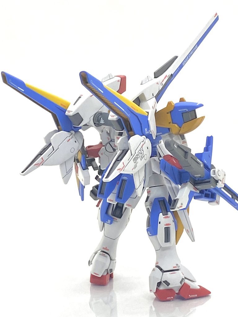 次は塗装ですが普通のままだとかなり派手で戦略兵器としてのイメージが薄くなるのでまずは各部にグレーを塗り、差し色にしました。メガ・ビーム・ライフル、メガ・ビーム・キャノン、スプレー・ビーム・ポッドはグレーでかなり塗っているので設定と多少違っていますが成功したと思いました。メガ・ビーム・シールドは白と青の二色でしか色分けされてないのでマスキングして塗分けました・・・直線なのでマスキングは難しくなかったです。両腰にありますヴェスバーが白一色だと味気ないから塗り分けたのですが・・・地味に大変でした。アサルトパーツは金色なので「何の金色で塗るか?」と考えたのですが・・・バーチャロンカラーにヴィクトリーゴールドというピッタリのがありましたから(笑)、即採用で使いました。ただ、かなり派手な輝きとデカール貼る都合で敢えてつや消しにしたのですが落ち着いた感じになり、こちらも悪くないと思ました。