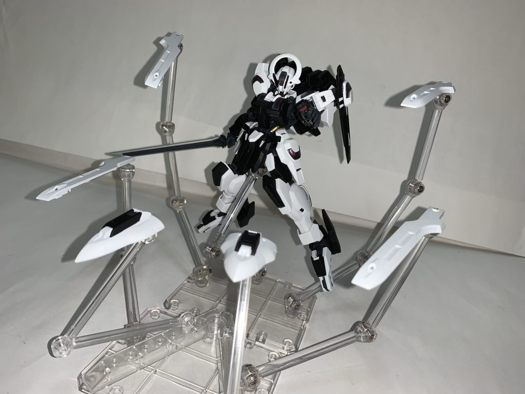 ラグナロク(ドローンモード)シースモードからビットを分離して阿頼耶識を経由して遠隔操作を行い、変幻自在な攻撃を行う。ブレード型のビットの先端部には機関砲が搭載されてる。