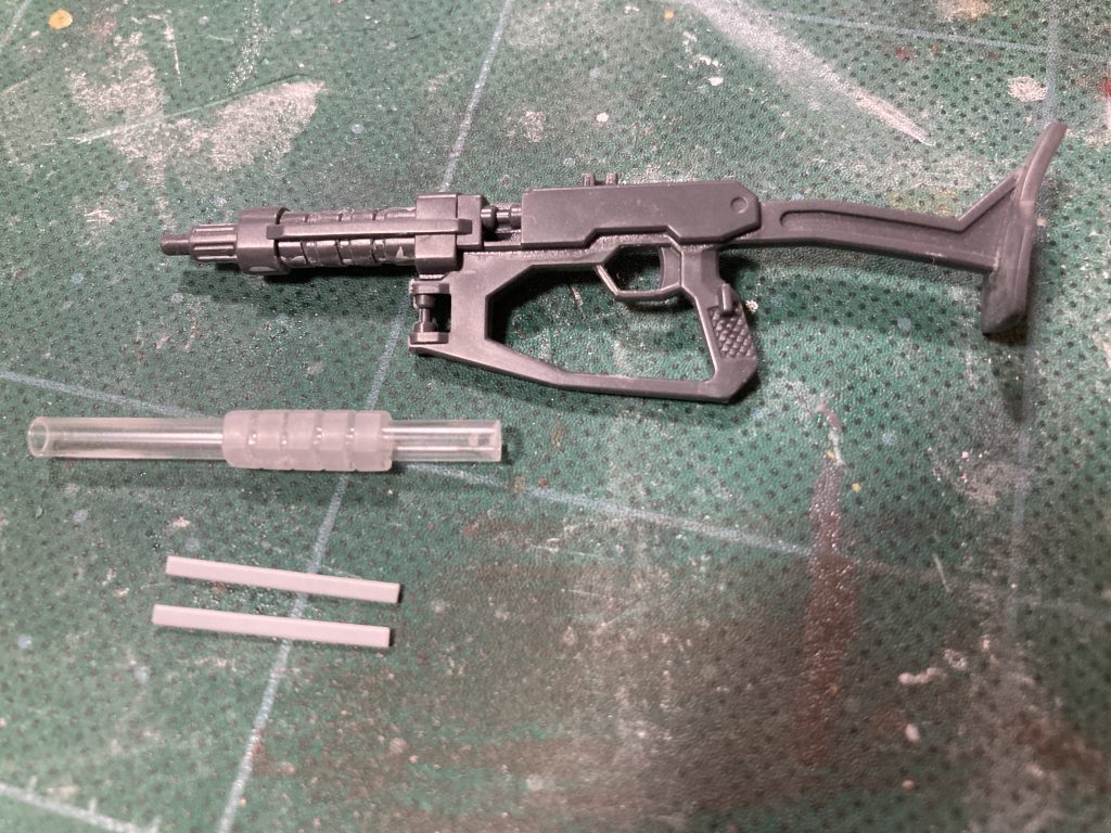 合わせ目処理中の事故でザクマシンガンのバレルが破損したので、プラパイプで製作